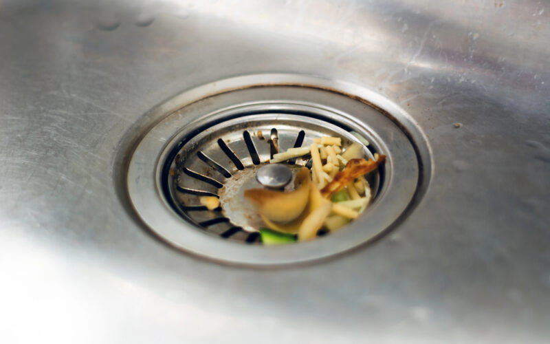 Solução para desentupir a pia da cozinha: dicas infalíveis!