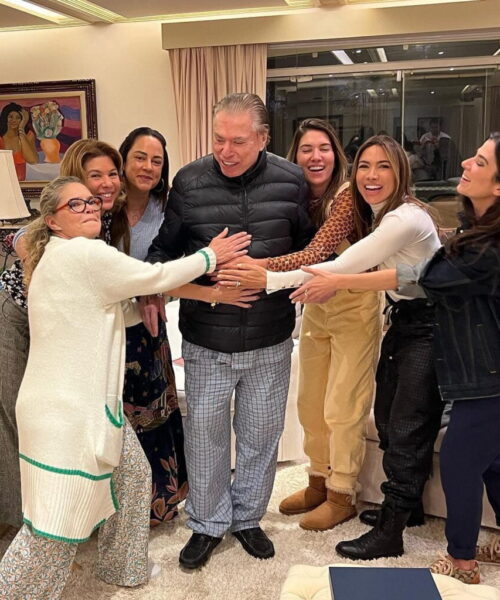 Silvio Santos revela que conquistou controle do SBT antes de militar assumir o poder.