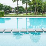 Entenda o processo de purificação da água em piscinas domésticas.